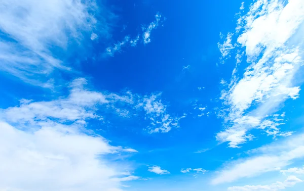 Cielo azul con nubes —  Fotos de Stock