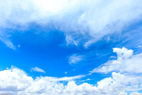 雲と青い空 — ストック写真