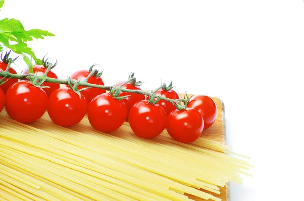 Ripe tomatoes with green leaves — Stock Photo, Image