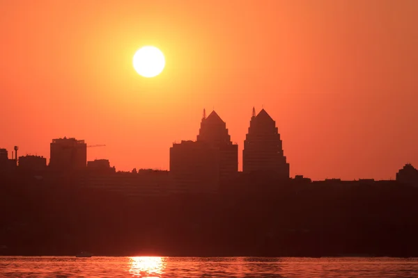 Stedelijke zonsondergang in Dnjepropetrovsk — Stockfoto