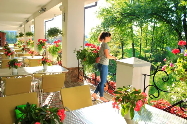 Vrouw in openlucht restaurant — Stockfoto