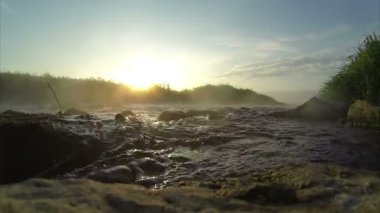 Şafak Rushing Nehri üzerinde