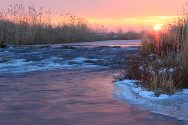 Amanecer sobre el río Rushing invierno — Foto de Stock