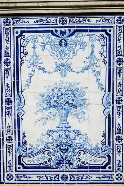 Estoi の宮殿 アルガルヴェ ポルトガルの庭で古い Azulejo タイル — ストック写真