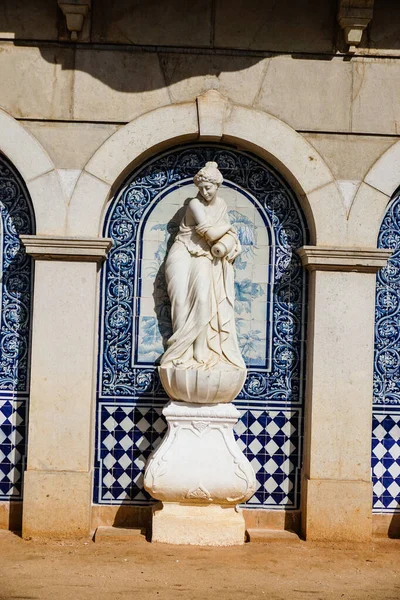 Estoi の宮殿 アルガルヴェ ポルトガルの庭で彫刻と Azulejo タイル — ストック写真