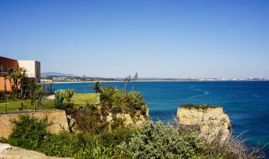 Lagos kasabası yakınlarındaki güzel körfez, Algarve bölgesi, Portekiz. Kumsal. Portekiz tarihi, popüler seyahat merkezi