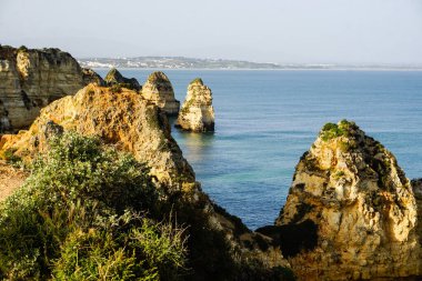 Lagos kasabası yakınlarındaki güzel körfez, Algarve bölgesi, Portekiz. Kumsal. Portekiz tarihi, popüler seyahat merkezi