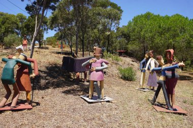 Portekiz 'deki Passeio das Figuras Ormandaki bebeklerle