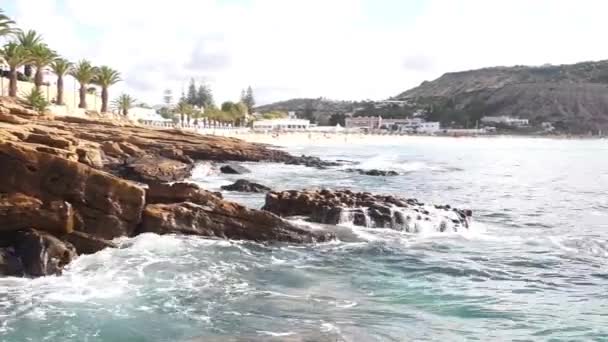 プライア ルスビーチ ラゴス アルガルヴェの岩の海岸を飛ぶ — ストック動画