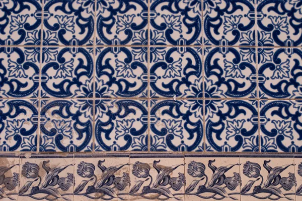 Detalhe de azulejos tradicionais de fachadas — Fotografia de Stock