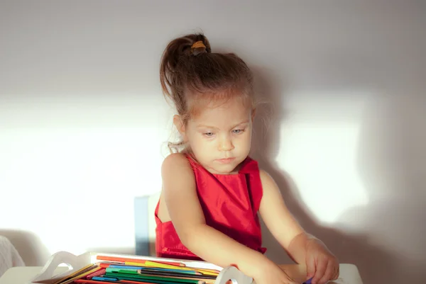 La niña pintando — Foto de Stock