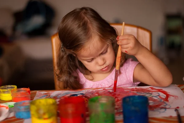 La bambina che dipinge — Foto Stock