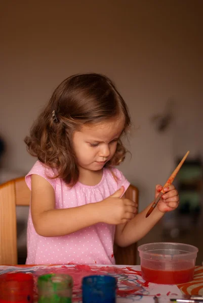 La bambina che dipinge — Foto Stock