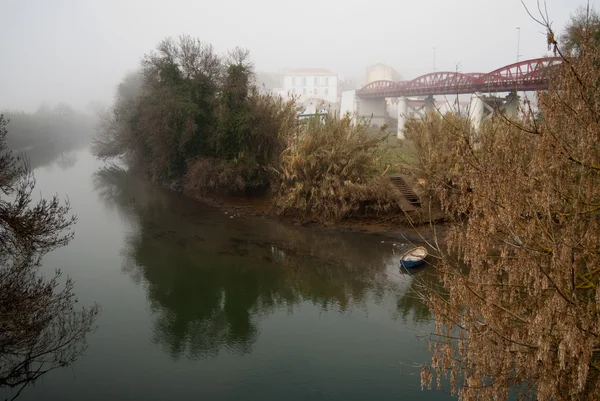 De ochtend in mist op de rivier — Stockfoto