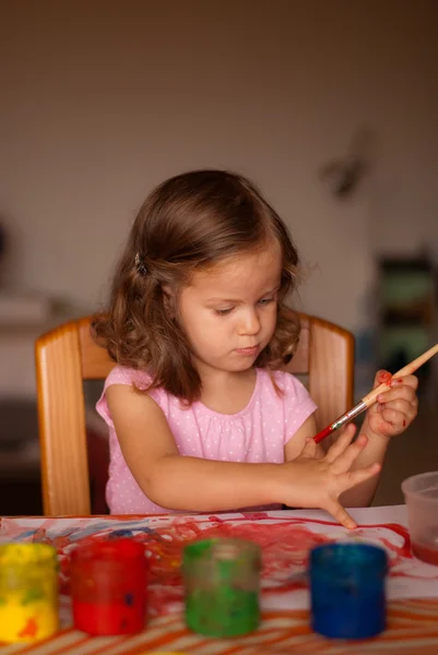 The little girl painting — Stock Photo, Image
