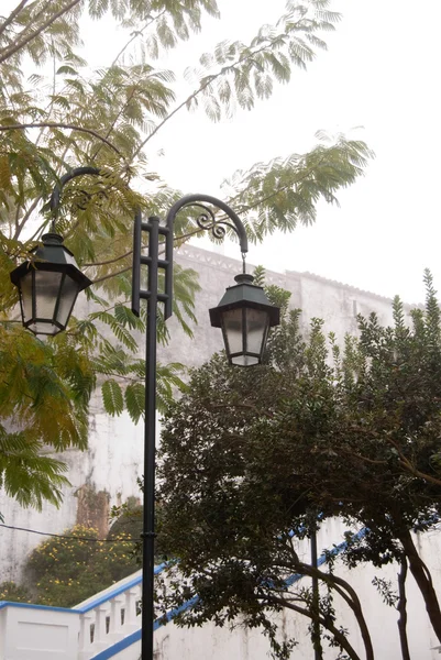 A lanterna no nevoeiro de manhã — Fotografia de Stock