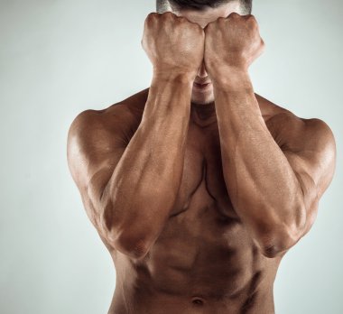 İki güç ön yüz eller Mans. Bir adamın yumrukları ve abs Close-Up. 