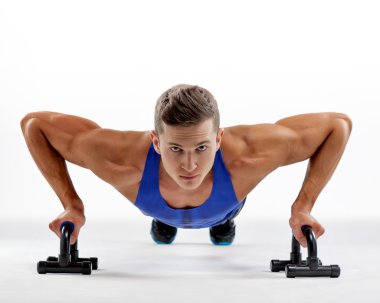 Güçlü genç atlet şınav. Spor kavramı