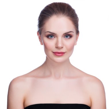 güzel yüzün üzerinde beyaz izole stüdyoda poz güzel gülümseyen kadın-