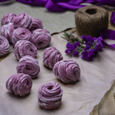 Berry hatmi ahşap arka plan üzerinde