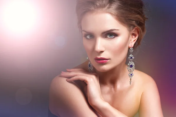 Vacker kvinna med kvällssmink. Smycken och skönhet. Mode foto — Stockfoto