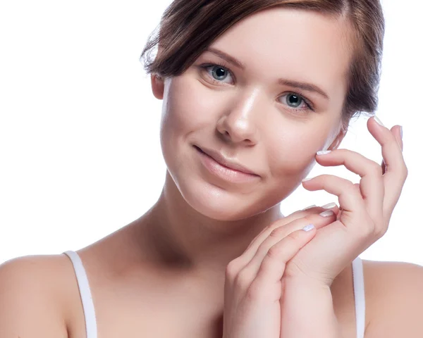 Mooi gezicht van prachtige lachende vrouw - die zich voordeed op studio geïsoleerd op wit. — Stockfoto