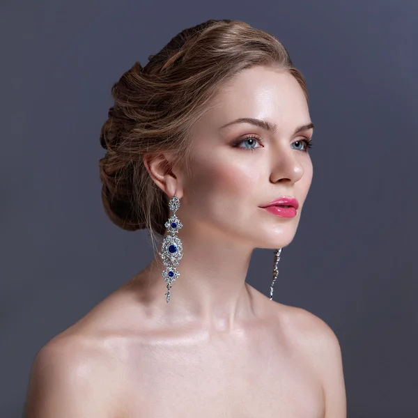 Schöne Frau mit Abend-Make-up. Schmuck und Schönheit. Modefoto — Stockfoto