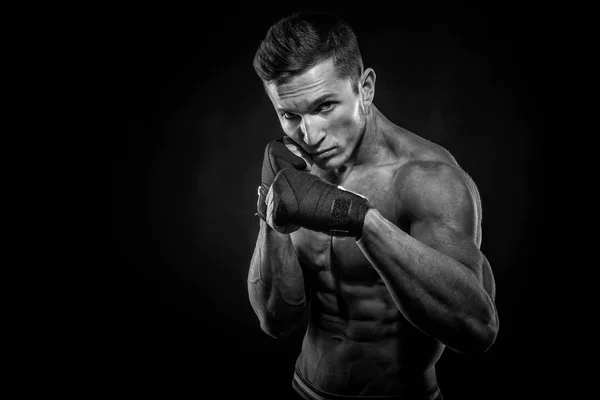 A sötétben vonzó kickboxer portréja — Stock Fotó