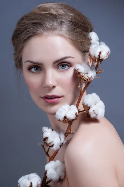 Belle femme avec maquillage nu et coton. Photo de mode Image En Vente