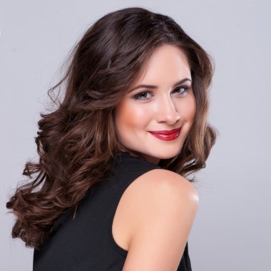 Uzun dalgalı saçlı güzel kız. Esmer kıvırcık saç modeliyle