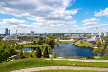 Münih, Almanya - Mayıs 04: Cityscape Münih, gün batımından Olympiapark Vfy 2, 2016. 1972 Yaz Olimpiyatları için inşa edilmiş bir Olimpiyat Parkı Olympiapark olduğunu.