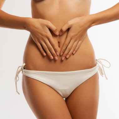 yanık tenli kadın vücudu ince. gri arka plan üzerinde izole.