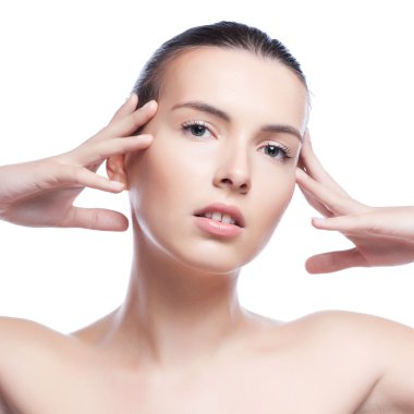 Temiz, taze tenli, beyaz tenli, genç bir kadının güzel yüzü.