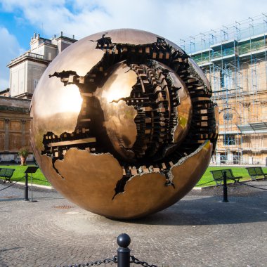 Vatikan - 26 Ağustos: Modern yükleme küre küre Arnaldo Pomodoro avluda Belvedere üzerinde 26 Ağustos 2014, Vatikan tarafından içinde. Heykel sürümleri birçok ayarlarında dünya çapında görülebilir.