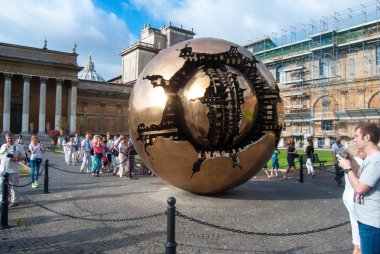 Vatikan - 26 Ağustos: Modern yükleme küre küre Arnaldo Pomodoro avluda Belvedere üzerinde 26 Ağustos 2014, Vatikan tarafından içinde. Heykel sürümleri birçok ayarlarında dünya çapında görülebilir.
