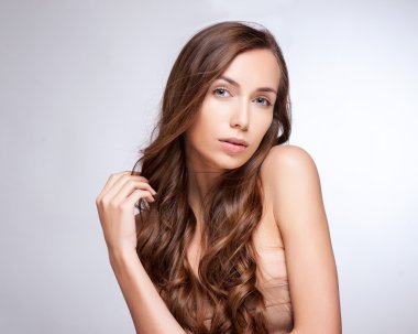 Güzel esmer kadın portre sağlıklı Hair.Clear taze Skin.Smiling kız izole bir beyaz Background.Skincare tarih ile. Spa.Beauty modeli