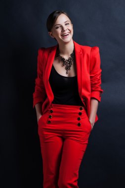 Güzel genç retro pinup kadın yemek tatlı pasta yemek izole o