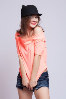 Güzel genç retro pinup kadın yemek tatlı pasta yemek izole o