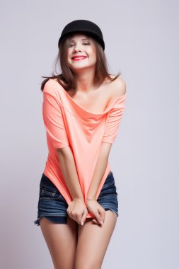 Güzel genç retro pinup kadın yemek tatlı pasta yemek izole o