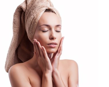 Güzellik tedaviden sonra saç havlu giyen spa Cilt Bakımı güzellik kadın. Beyaz arka plan üzerinde izole mükemmel cilt güzel çok ırklı genç kadınla.