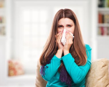 hasta woman.flu.woman soğuk yakaladı. doku hapşırma. Başım ağrıyor. virüs .medicines
