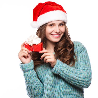 genç bir hediye ile mutlu bir kadın 