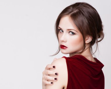 Güzel genç kadın uzun saçlı ve mücevherat.