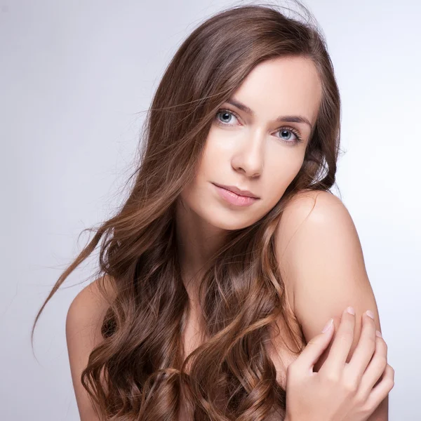 Kadın güzellik uzun kahverengi saçlı - stüdyoda poz — Stok fotoğraf