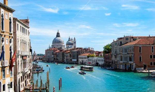 Vue magnifique sur le Grand Canal et la Basilique Santa Maria della — Photo