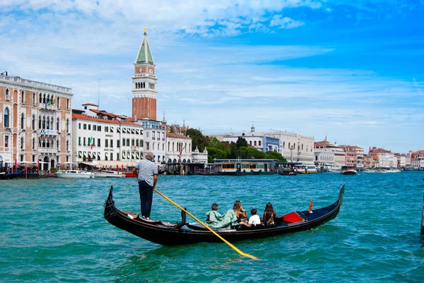 Piękny widok z tradycyjną gondolą na Canal Grande z San G — Zdjęcie stockowe