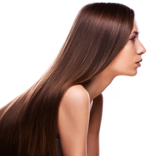 Close-up retrato de uma bela jovem com cabelo longo e brilhante elegante — Fotografia de Stock