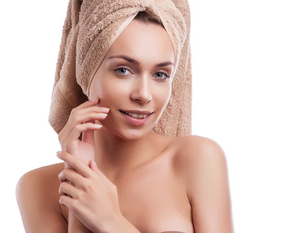 Spa soins de la peau beauté femme portant une serviette après un traitement de beauté. Belle jeune femme multiraciale avec une peau parfaite isolée sur fond blanc . — Photo