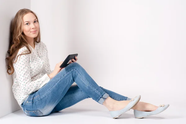 Tablet PC. Vrouw met behulp van digitale tablet pc Pc gelukkig geïsoleerd op witte achtergrond. — Stockfoto