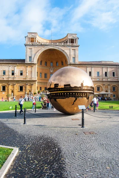 バチカン市国 - 8 月 26 日: モダンなインストール アルナルド ポモドーロ ベルヴェデーレの中庭に 2014 年 8 月 26 日、バチカンで球内の球。彫刻のバージョンは、世界多くの設定で見られることができます。. — ストック写真